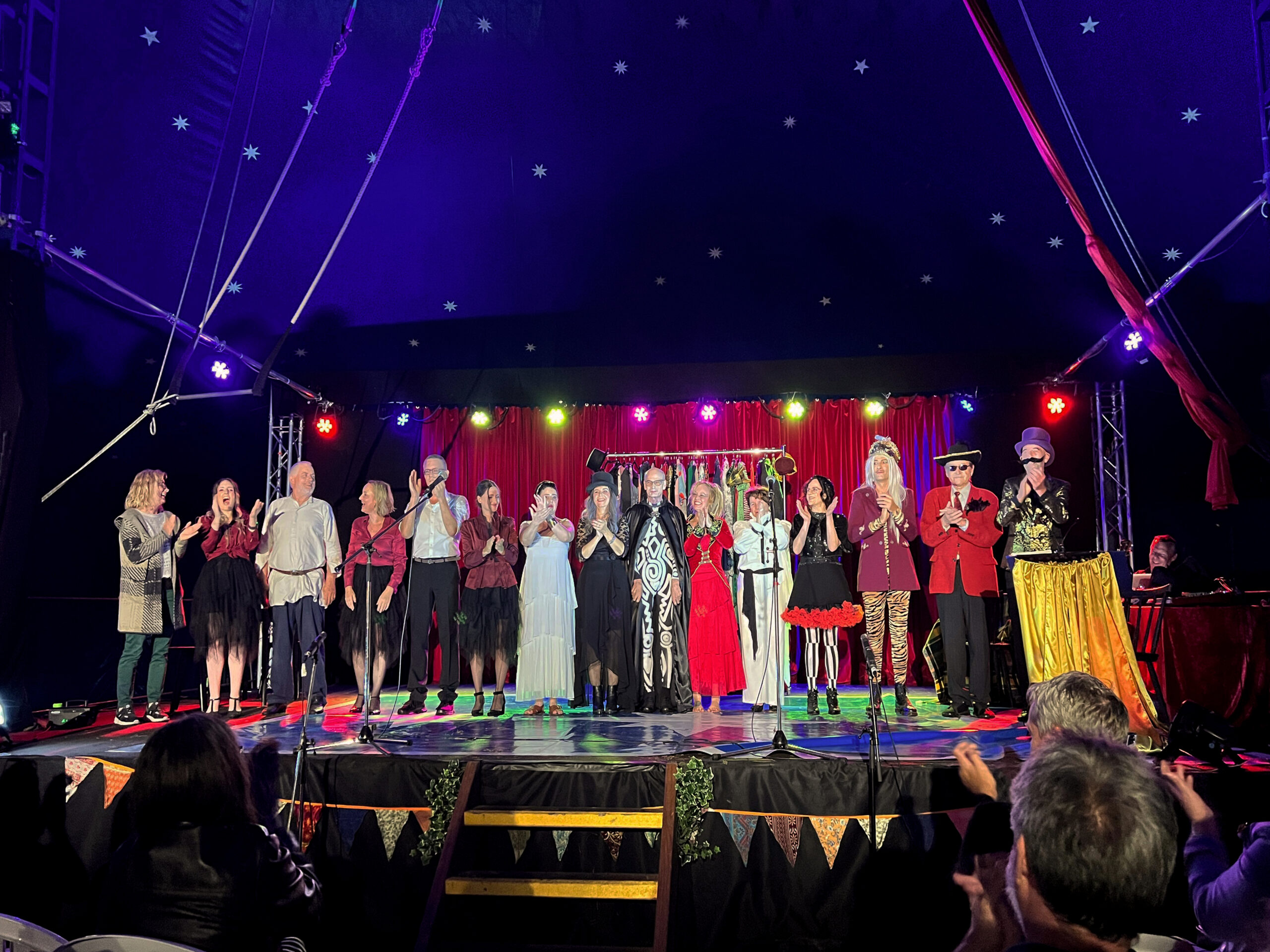 Theaterrevue im Zirkus – Bild 1
